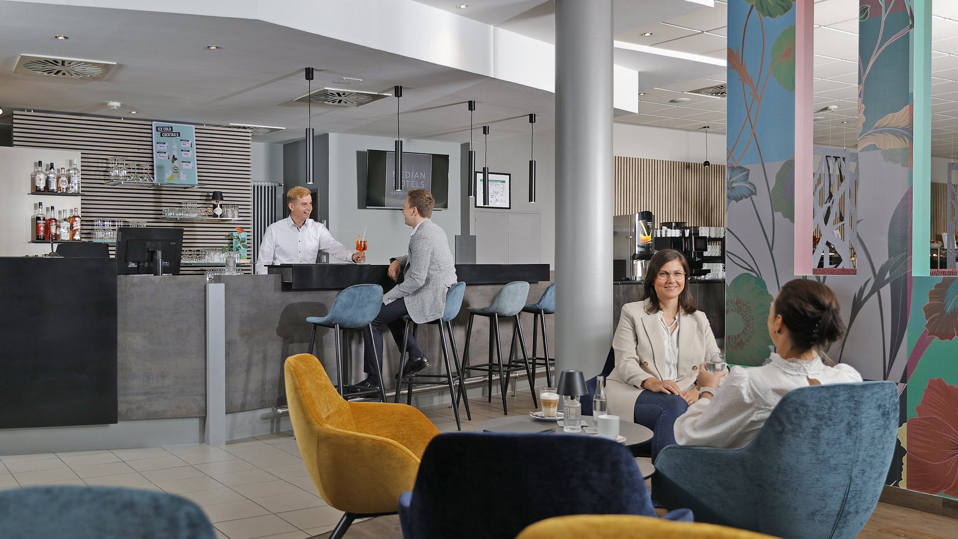 Willkommen im Median Hotel Hannover Messe! Hotelbar mit Gästen und Barkeeper im Median Hotels Hannover