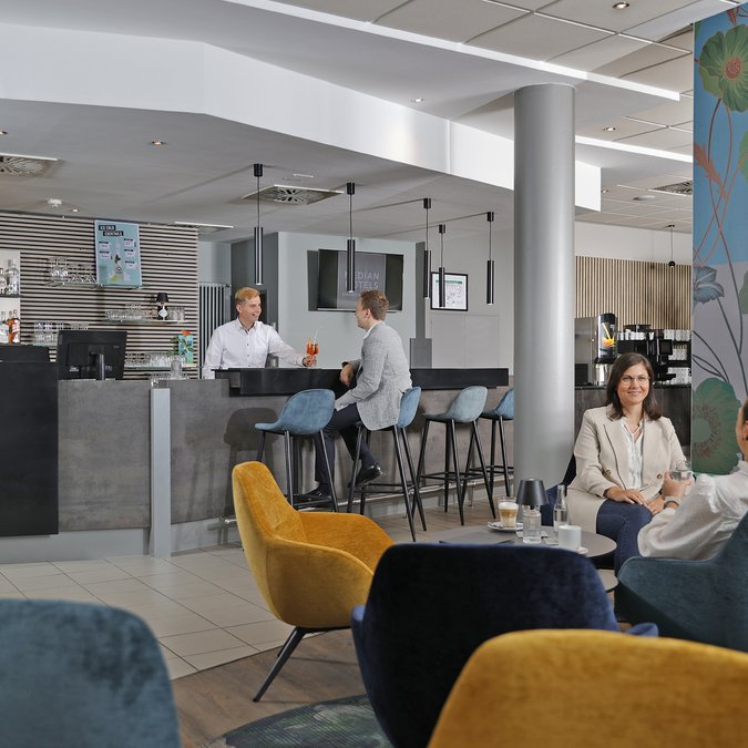 Median Hotel Hannover Messe: Wir geben Raum Hotelbar mit Gästen und Barkeeper im Median Hotels Hannover