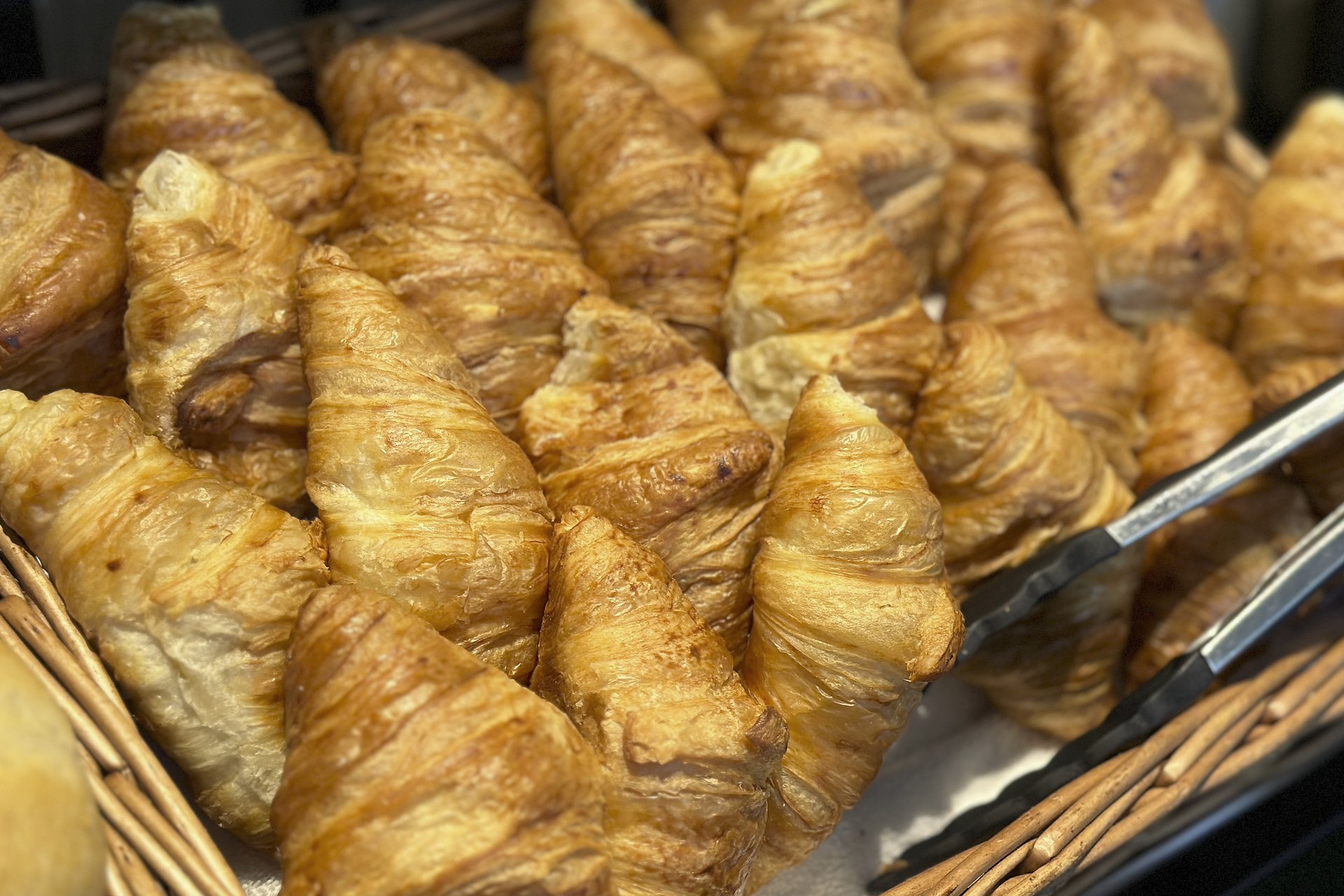 Unser Hotel an der Messe: die Bildergalerie Korb voller frischer, goldbrauner Croissants