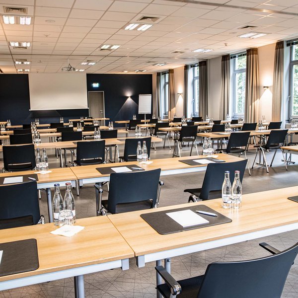 Median Hotel Hannover Lehrte Conference room with tables, chairs, water bottles, and writing materials