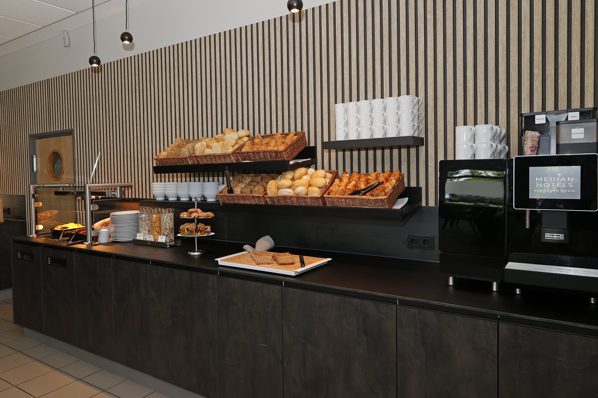 Unser Hotel an der Messe: die Bildergalerie Frühstücksbuffet mit Brötchen, Croissants, Kaffee und Süssigkeiten im Hotel