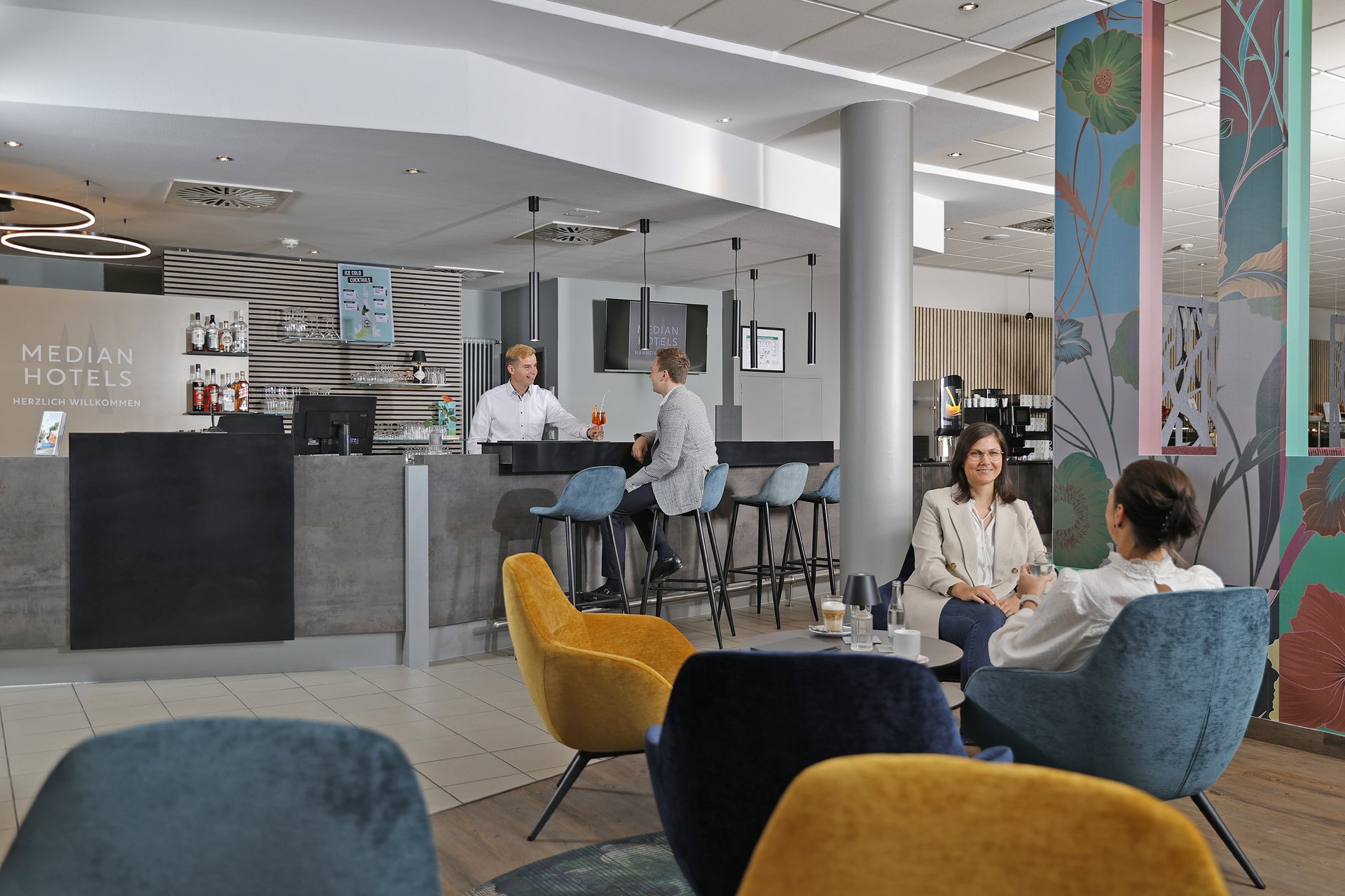 Unser Hotel an der Messe: die Bildergalerie Hotelbar mit Gästen und Barkeeper im Median Hotels Hannover