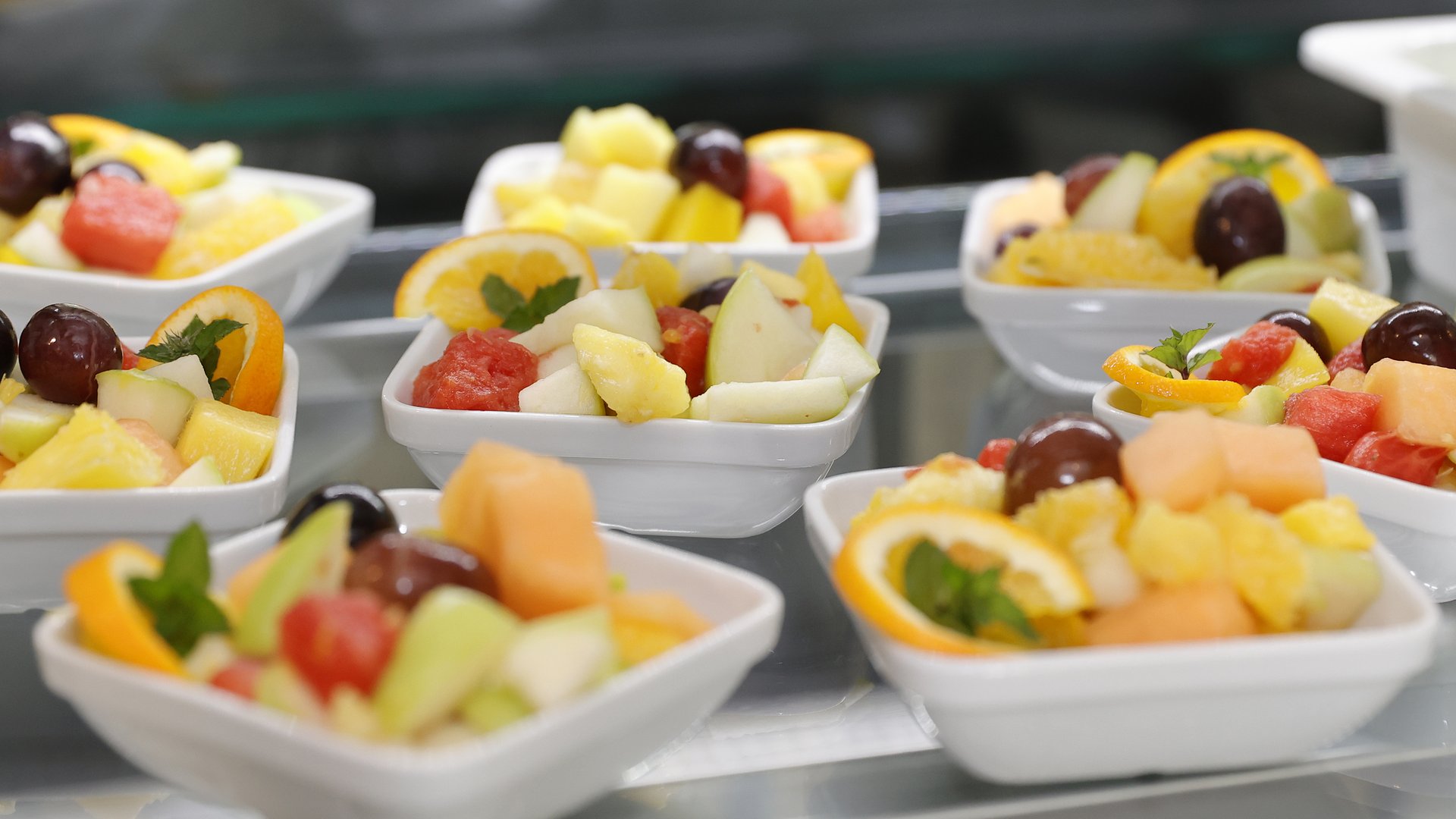 Room with breakfast in Hanover? Median Hotel! Several bowls of fresh fruit salad with grapes and orange slices