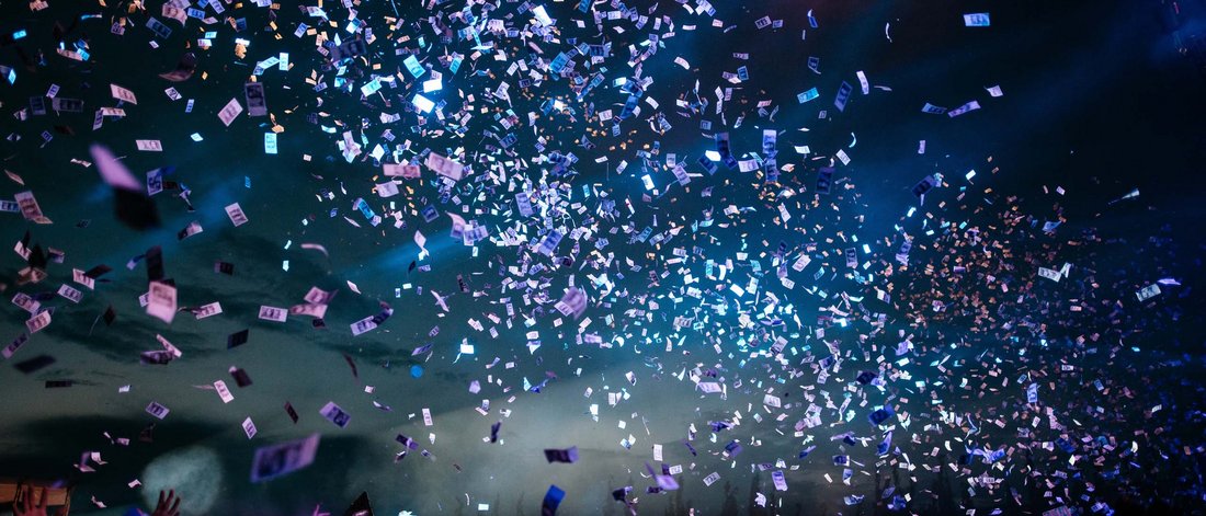 Median Hotels: job openings in Hanover and Lehrte People celebrating at a concert with confetti falling at night